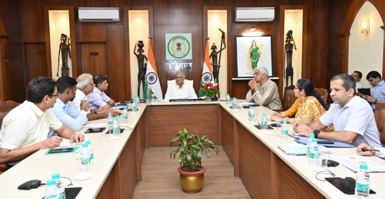 मुख्यमंत्री श्री भूपेश बघेल अपने निवास कार्यालय में आयोजित बैठक में कंजेक्टिवाइटिस की रोकथाम के उपायों की समीक्षा कर रहे हैं