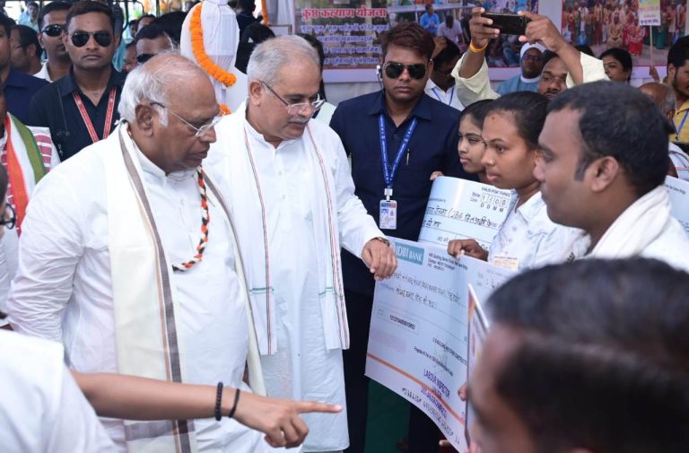 एक लाख रुपए की सहायता दृष्टिबाधित दंपति के जीवन से दूर करेगा गरीबी का अंधियारा