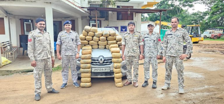 केशकाल पुलिस ने 1क्विंटल 26 किलो गांजा कार सहित किया जप्त,चालक कार लॉक कर हुआ फरार,तलाश में जुटी पुलिस