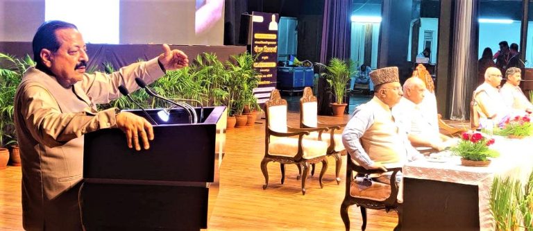 डॉ. जितेंद्र सिंह ने कहा कि 10 करोड़ उज्ज्वला कनेक्शन, स्वच्छ भारत मिशन के अन्तर्गत 12 करोड़ शौचालय, जल जीवन मिशन के अन्तर्गत 13 करोड़ कनेक्शन, आयुष्मान भारत के अन्तर्गत 18 करोड़ स्वास्थ्य कार्ड, मुद्रा ऋण, पीएम किसान निधि आदि योजनाएं इस बात का प्रमाण हैं कि यह सरकार उन लोगों के प्रति समर्पित है जो पिछली सरकारों द्वारा मुख्यधारा से छूट गए थे