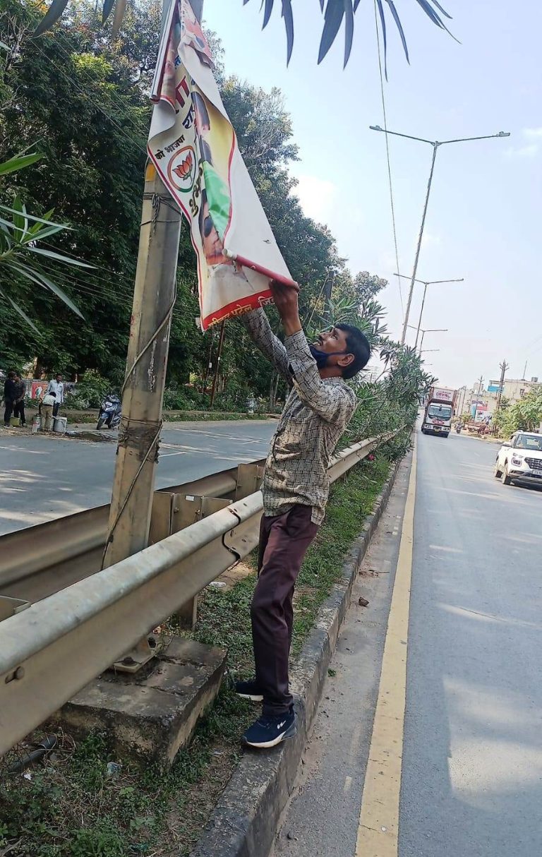 कोण्डागांव:विधानसभा निर्वाचन -2023*की जा रही राजनीतिक होर्डिग्स, पोस्टर्स और बैनर हटाने की कार्यवाही